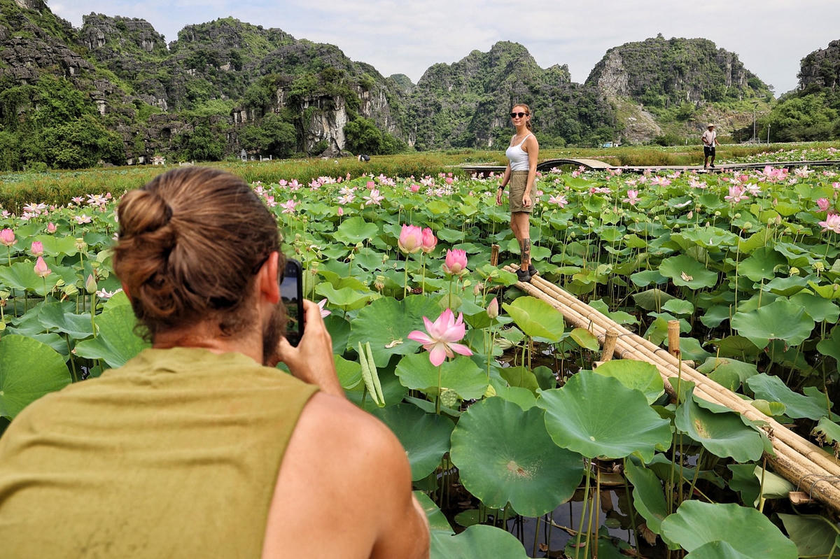 Đầm sen này đặc biệt ở chỗ được bao phủ xung quanh bởi núi non điệp trùng, cánh đồng lúa và những nét kiến trúc cổ xưa. 