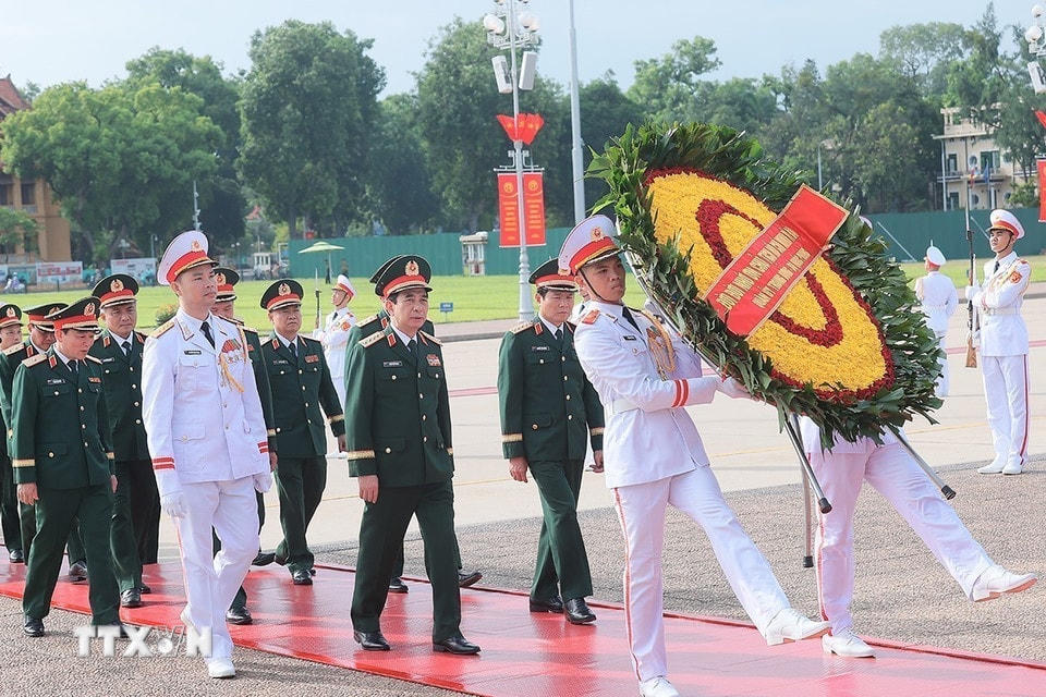 Đoàn đại biểu Quân ủy Trung ương, Bộ Quốc phòng đặt vòng hoa tưởng niệm Chủ tịch Hồ Chí Minh. (Ảnh: An Đăng/TTXVN)