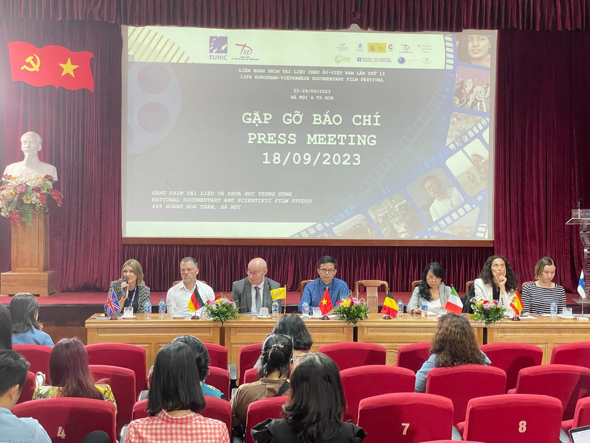 Quang cảnh buổi gặp gỡ báo chí.