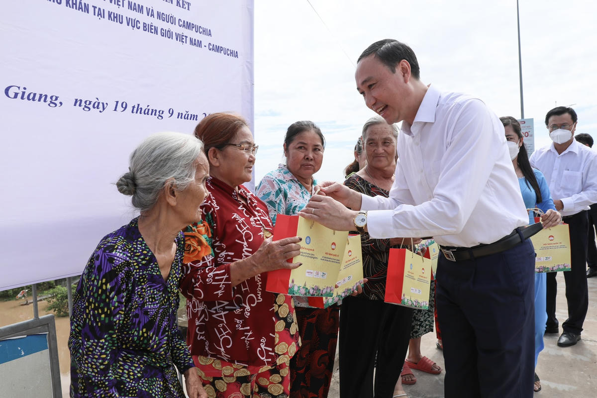 Ông Phùng Khánh Tài, Phó Chủ tịch UBTƯ MTTQ Việt Nam trao 30 suất quà cho các hộ gia đình có hoàn cảnh đặc biệt khó khăn tại Campuchia và tại tỉnh An Giang.