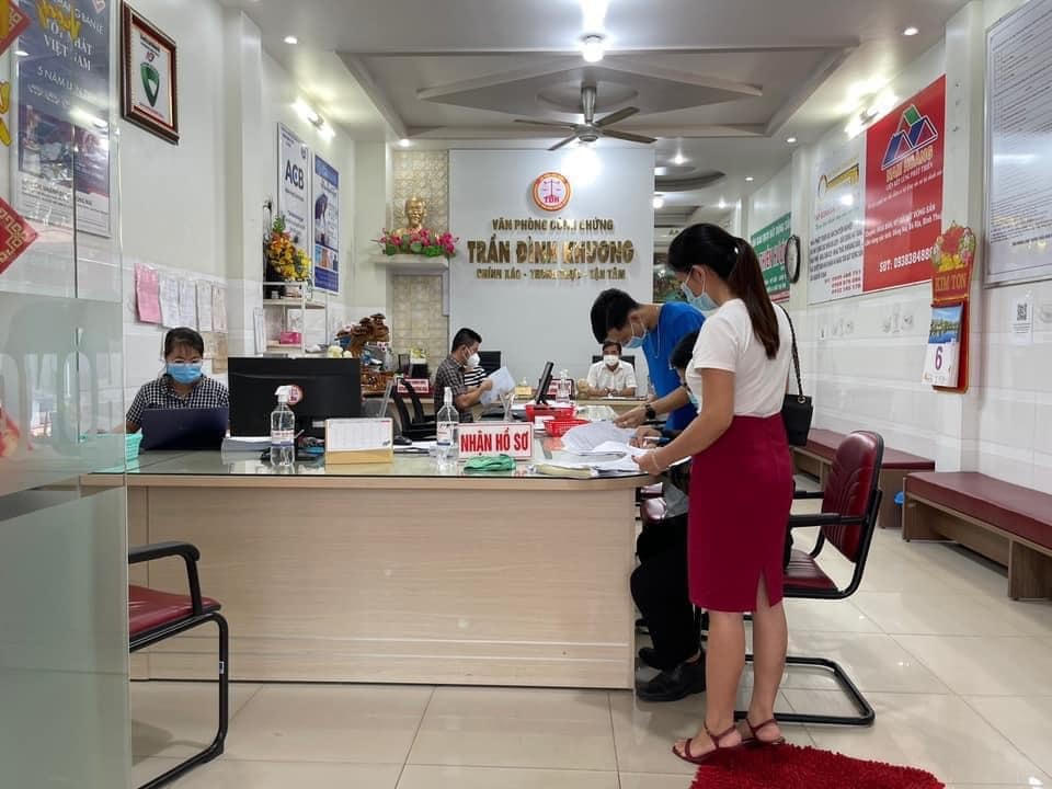 Bên trong văn phòng công chứng Trần Đình Khương - nơi CCV Trần Đình Khương làm việc. Ảnh: CTV.