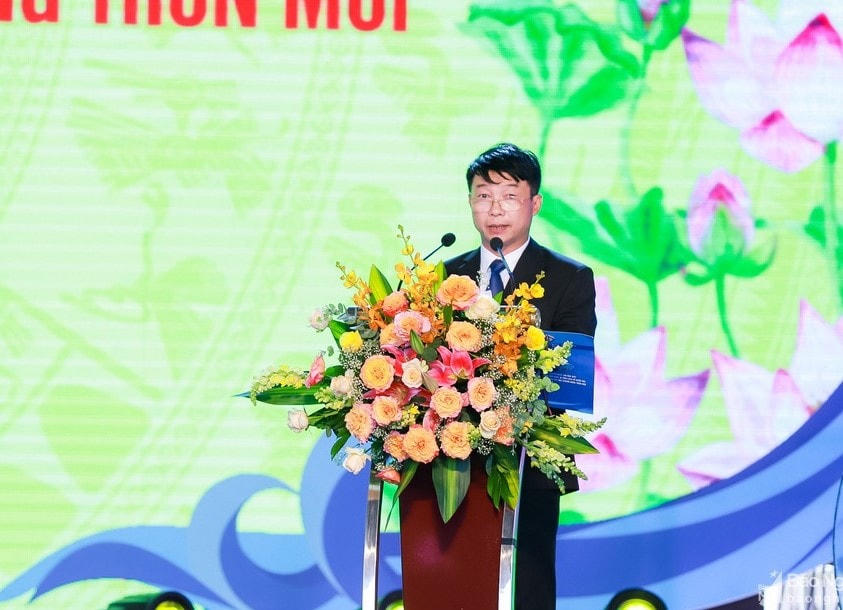 Ông Nguyễn Tiến Dũng, Chủ tịch UBND huyện Nghi Lộc báo cáo với các đại biểu về những kết quả sau 10 năm nỗ lực xây dựng Nông thôn mới của Đảng bộ, Chính quyền và nhân dân huyện Nghi Lộc.