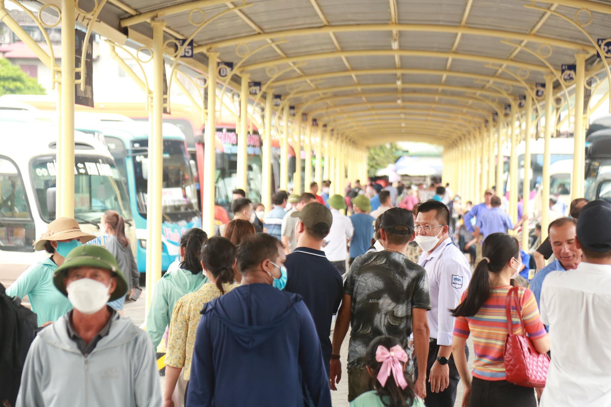 Tại bến xe Giáp Bát người dân cũng ùn ùn kéo đến lúc 16h.