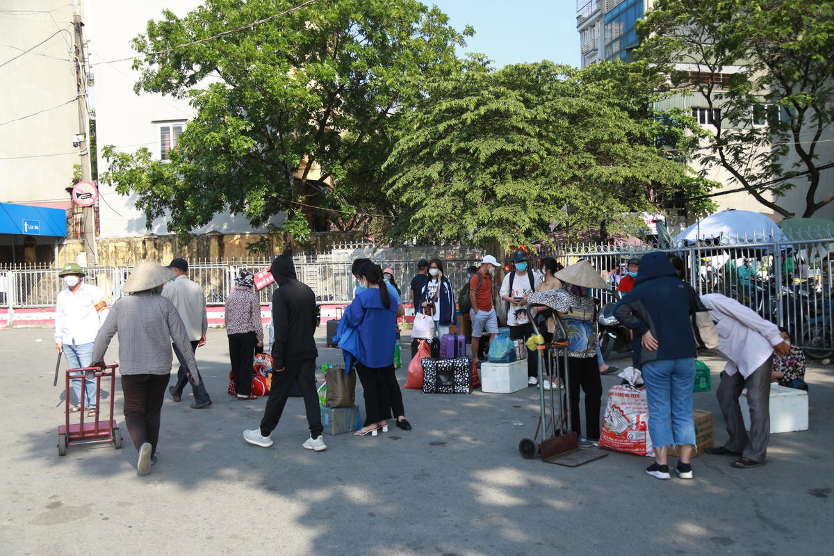 Sau kỳ nghỉ lễ, người dân ùn ùn trở về Hà Nội