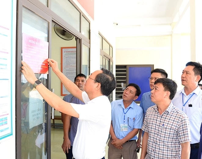 Lãnh đạo UBND huyện Can Lộc (Hà Tĩnh) gắn đường dây nóng của Chủ tịch UBND huyện, các Phó Chủ tịch UBND huyện cùng trưởng các phòng liên quan tại UBND xã Tùng Lộc. Ảnh: BHT.