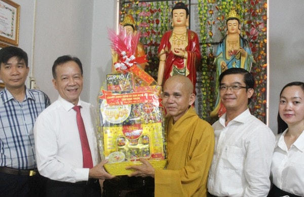 ÔngTrần Minh Lực, Phó Chủ tịch HĐND tỉnh Ninh Thuận cùng đoàn công tác thăm, chúc mừng Hòa Thượng Thích Hạnh Thể, Trưởng ban Trị sự Giáo hội Phật giáo Việt Nam tỉnh.