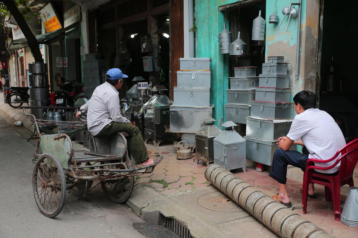 Trong lòng Thành Nam hiện còn lưu giữ nhiều nét cổ kính của một đô thị có lịch sử, văn hóa lâu đời, với nhiều công trình tôn giáo, tín ngưỡng, bảo tàng; các khu phố cổ, phố cũ. Trong ảnh: Một trong những phố “Hàng” ở Thành Nam.