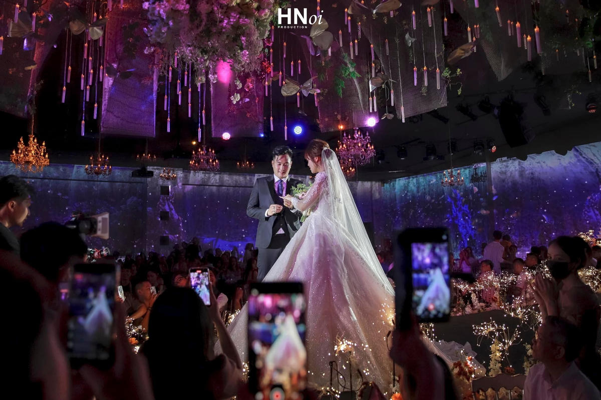 Trong ngày vui của mình, chú rể Anh Tuấn hát vang ca khúc "Bài ca hạnh phúc" khi bố cô dâu dắt tay con gái vào lễ đường.