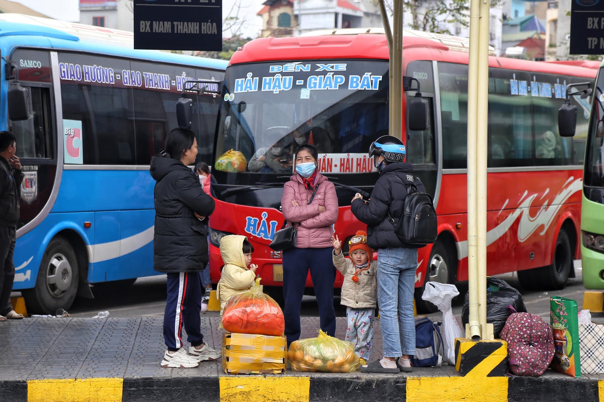 "Tôi đã mua vé từ trước nên chỉ cần đến bến là có xe về quê. Do về sớm nên lượng người đến bến cũng chưa quá đông nên tôi cảm thấy rất thoải mái", chị Trang cho hay.
