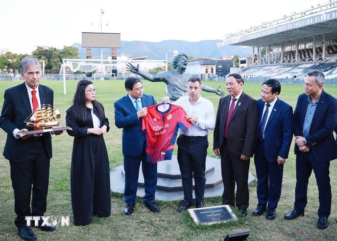 ttxvn-thu-tuong-pham-minh-chinh-tham-cau-lac-bo-bong-da-vasco-de-gama-8.jpg