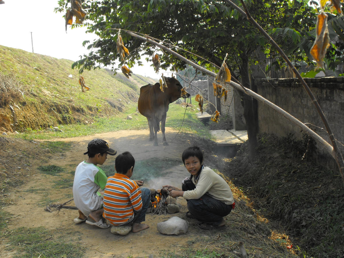Đám trẻ tìm hơi ấm trong những ngày giá rét.  Ảnh: Thư Hoàng.