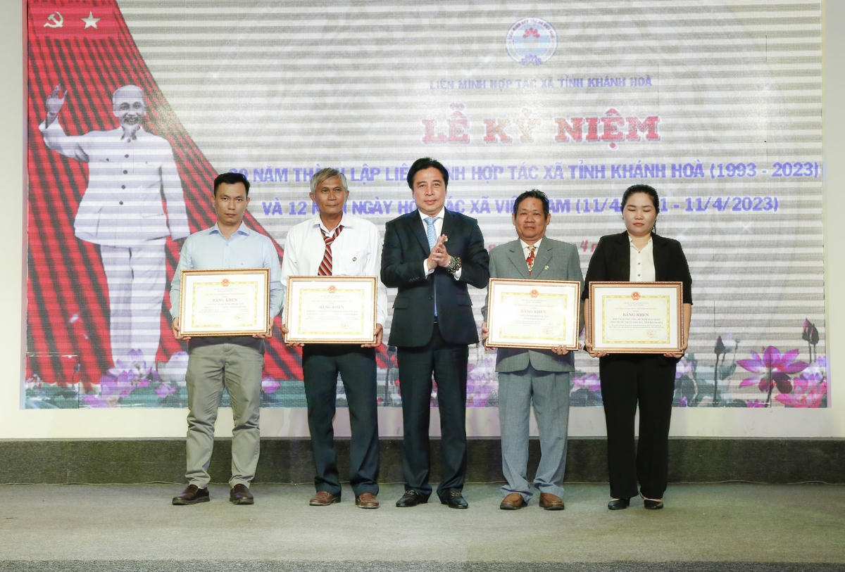 Ông Nguyễn Khắc Toàn trao bằng khen của UBND tỉnh Khánh Hòa cho các tập thể đã có nhiều đóng góp cho sự phát triển kinh tế.