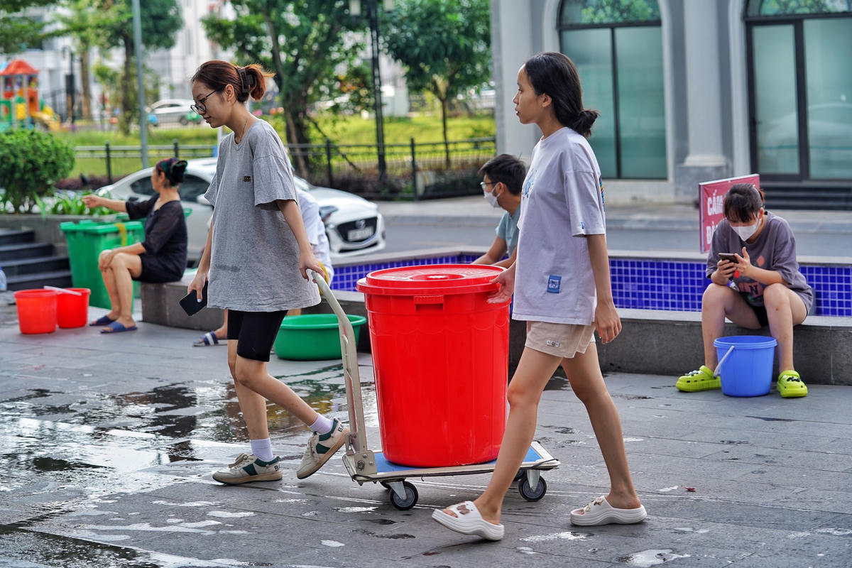 Theo nhiều cư dân tại tòa nhà cho biết, trong năm nay cư dân tại đây đã chịu cảnh mất nước ít nhất là 3 lần. Mỗi lần kéo dài từ 3-5 ngày mới có nước trở lại.