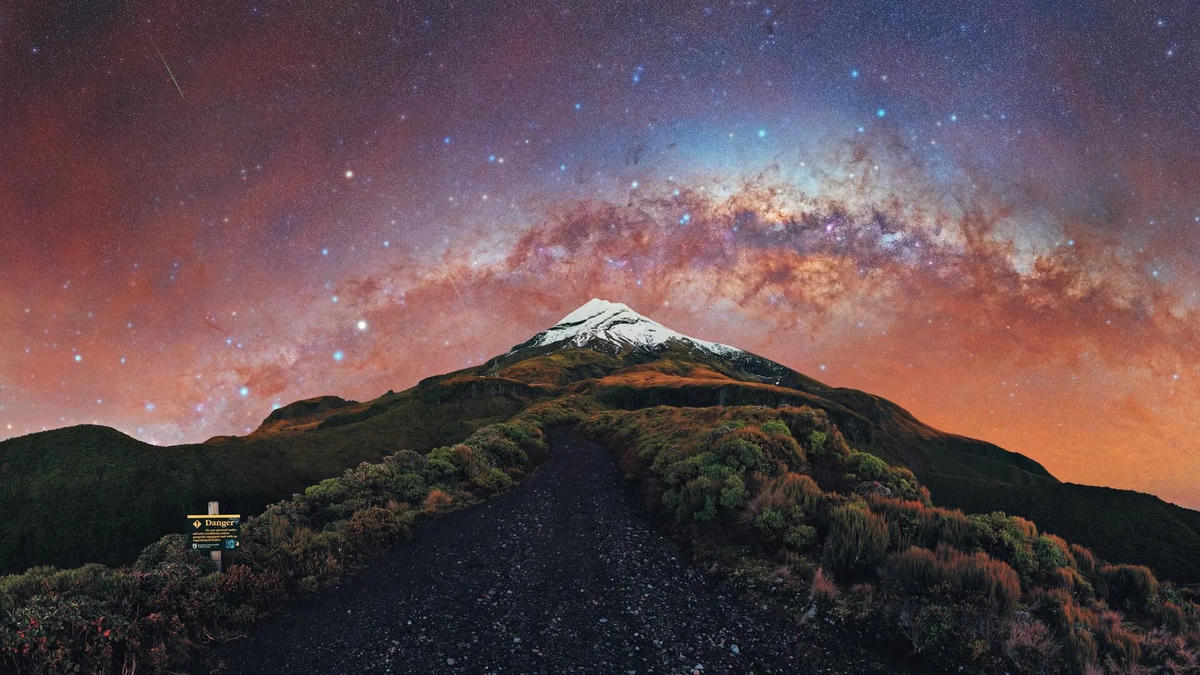 Bức ảnh Galactic Kiwi của nhiếp ảnh gia New Zealand Evan McKay's chụp tại Núi Taranaki, New Zealand. Ảnh: The Guardian.