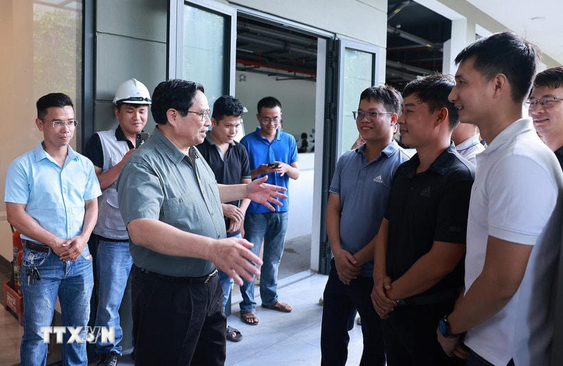 Thủ tướng Phạm Minh Chính nói chuyện với cư dân, người lao động tại khu nhà ở xã hội trong dự án khu đô thị Ecogarden. (Ảnh: Dương Giang/TTXVN)