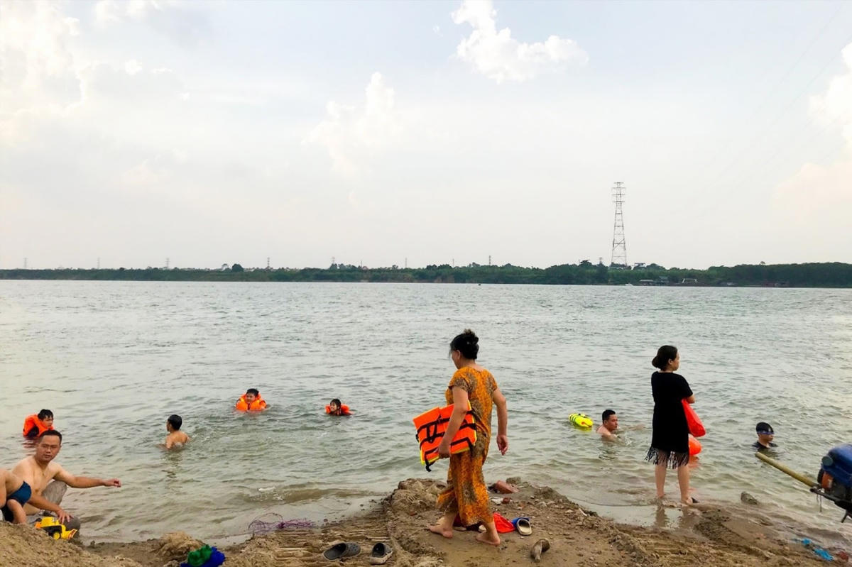 Theo tìm hiểu từ người dân sống tại khu vực: Vì nước bể bơi bẩn, không dám tắm nên lựa chọn tắm tại sông, nước sông sạch hơn. Giờ người ta tắm cẩn thận lắm, trẻ con tắm có người lớn trông nên rất an toàn. Nhưng khu vực này bơi vẫn là ít, cách đây còn mấy chỗ đông hơn, hay đoạn dưới Phú Gia kia, đông như... bãi biển