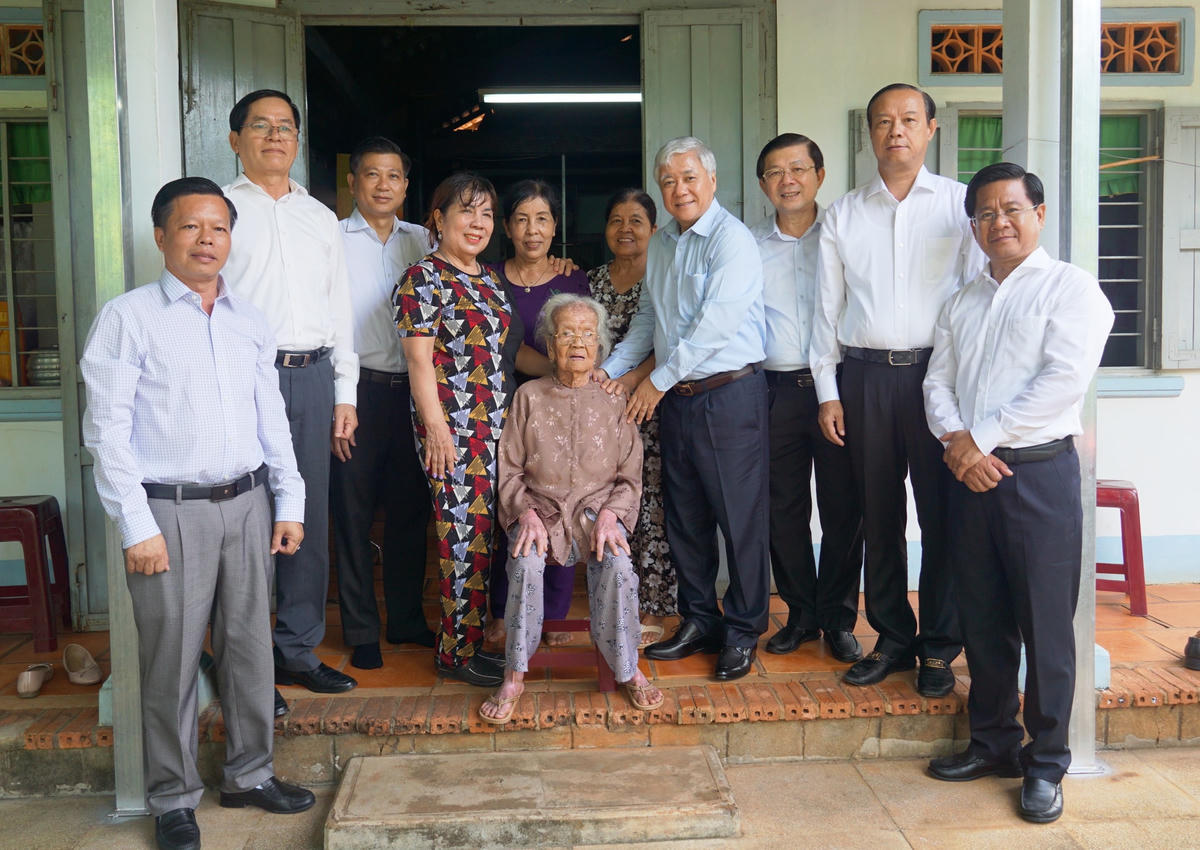Đoàn công tác chụp hình lưu niệm cùng gia đình Mẹ Việt Nam Anh hùng Trần Thị Đường. Ảnh: Mạnh Thìn.