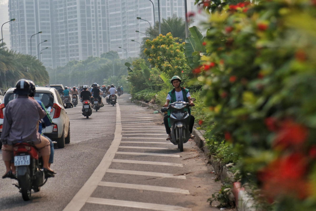 Hàng dài xe máy nối đuôi nhau đi ngược chiều tại khu vực gần hầm chui Trung Hòa