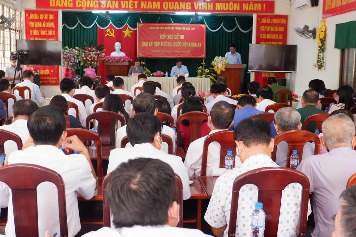 Quang cảnh buổi tiếp xúc cử tri của các ĐBQH tại phường Bùi Hữu Nghĩa, quận Bình Thuỷ, TP Cần Thơ, sáng ngày 20/6.