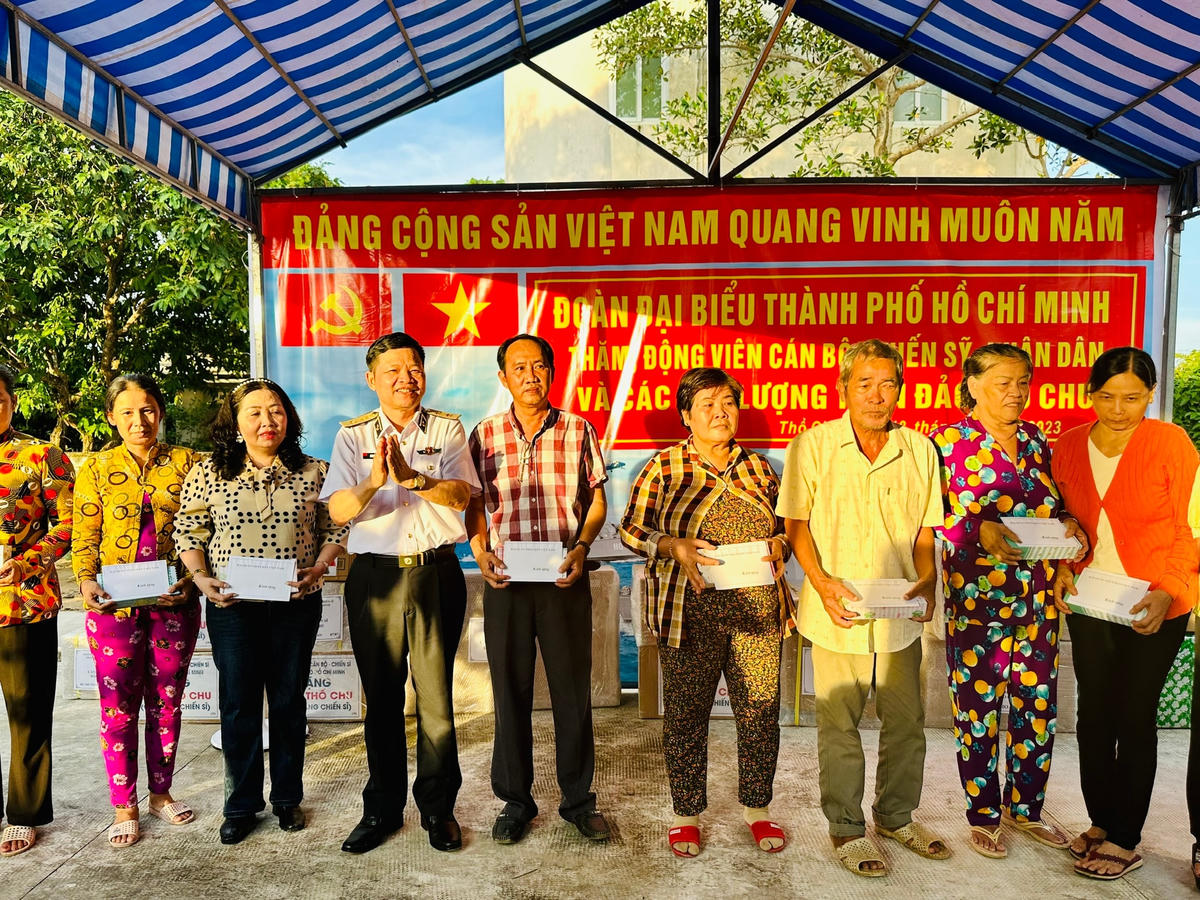 Đoàn công tác tặng quà người dân trên đảo Thổ Chu.