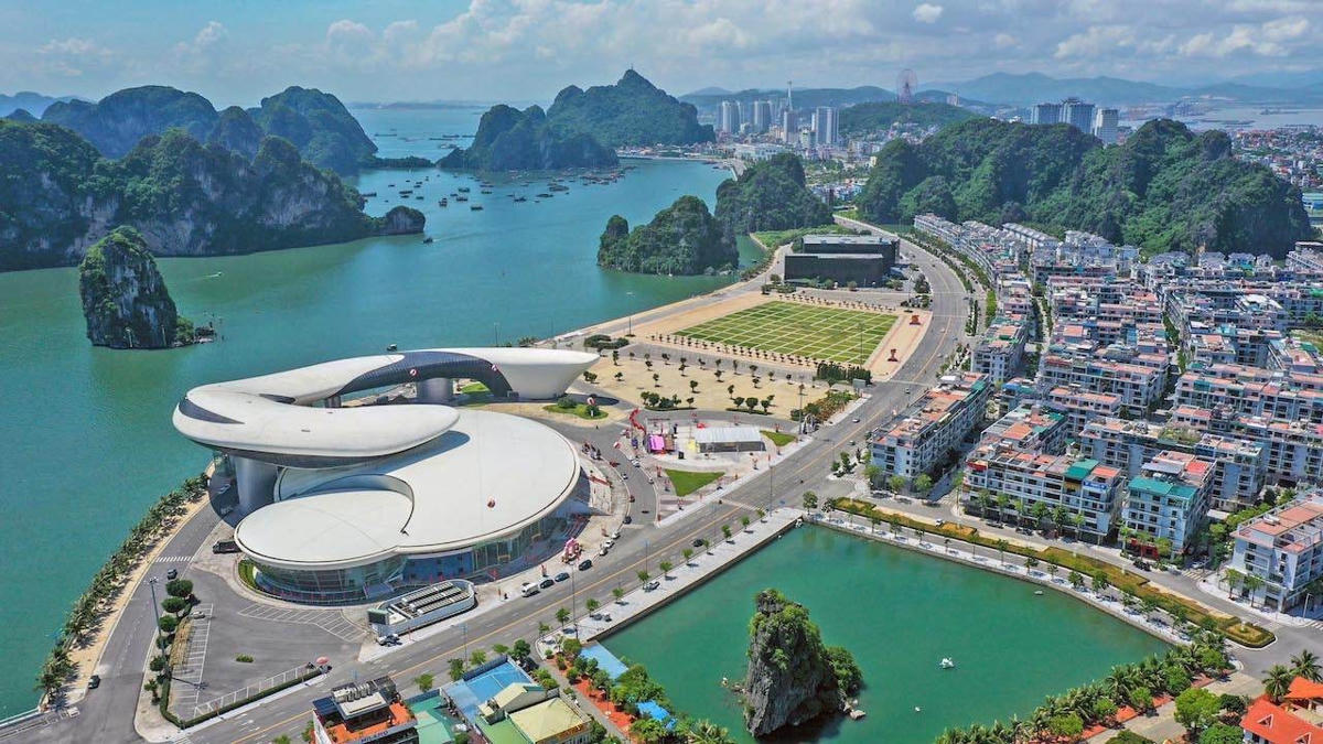 Quy hoạch chung đến năm 2040, thành phố Hạ Long trở thành đô thị dịch vụ, du lịch văn minh, thân thiện, trung tâm dịch vụ - du lịch quốc gia mang tầm quốc tế.