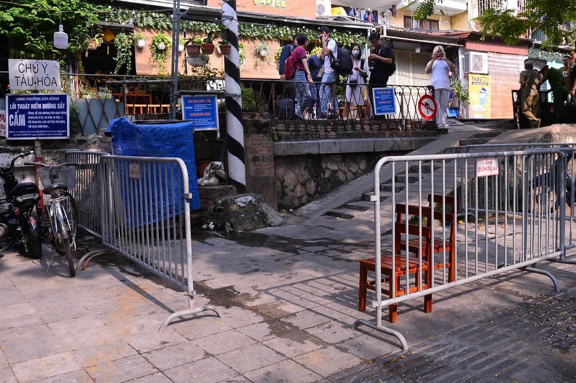 Vào tối hôm qua (14/9), ông Nguyễn Vũ Linh, Chủ tịch UBND phường Hàng Bông cho biết, lực lượng chức năng đã rà soát, vận động người dân và du khách không tập trung đông đúc tại phố cà phê đường tàu. Theo Chủ tịch UBND phường Hàng Bông, thời điểm kiểm tra, lực lượng chức năng ghi nhận 15 cơ sở kinh doanh cà phê đường tàu trên địa bàn, tuy nhiên chỉ 4 cơ sở đảm bảo đúng quy định và giấy phép kinh doanh.