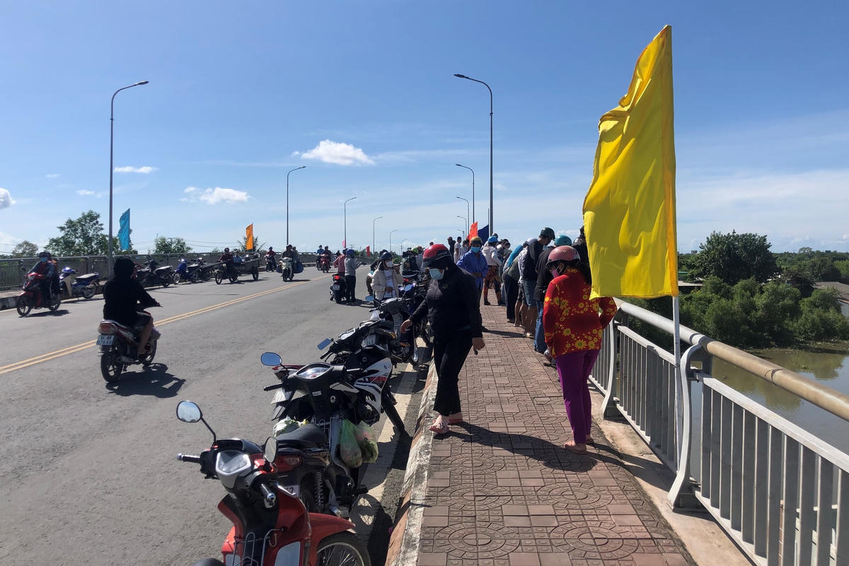 Rất đông người dân hiếu kỳ đứng trên cầu Tôn Đức Thắng xem vụ việc (Ảnh: NH).