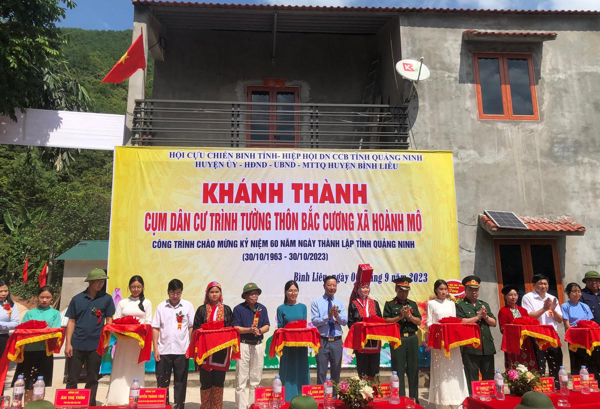 Các đại biểu cắt băng khánh thành công trình Cụm dân cư Trình Tường (thôn Bắc Cương, xã Hoành Mô, huyện Bình Liêu).
