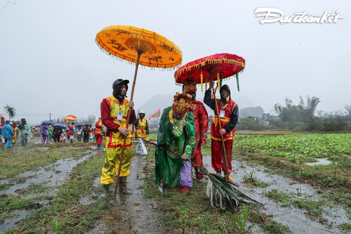 Đoàn quân, đoàn rước đi nhanh hay chậm là do hai viên chánh tướng, phó tướng. Phó tướng đi trước, tay cầm chổi vừa đi vừa làm động tác xua chổi dọn đường.