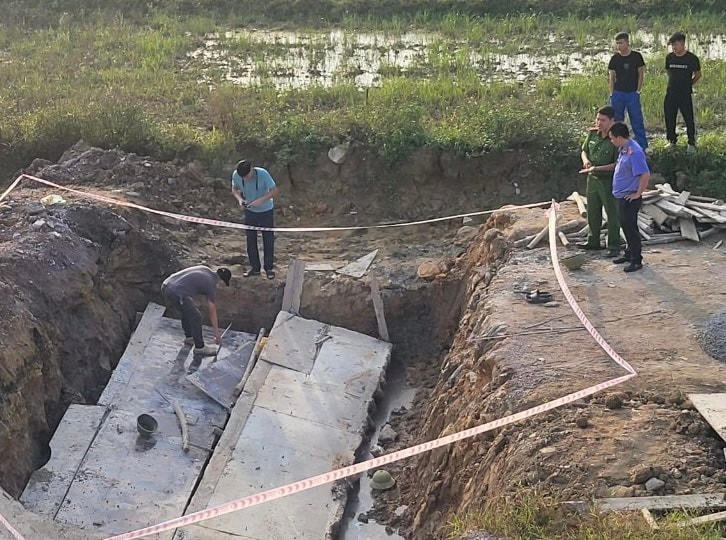 Hiện trường vụ sập tấm đan cống hộp khiến 2 công nhân tử vong.