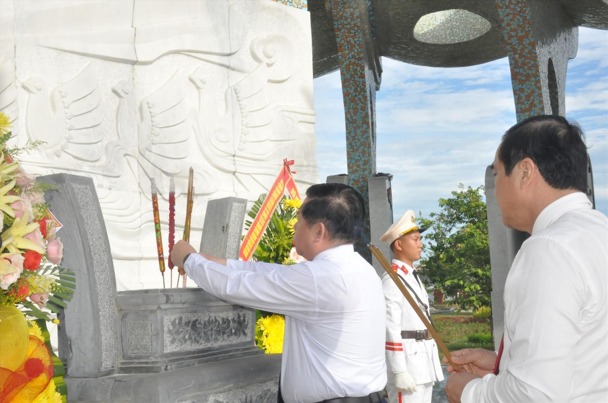 Ông Nguyễn Trọng Nghĩa dâng hương tri ân các anh hùng liệt sĩ.