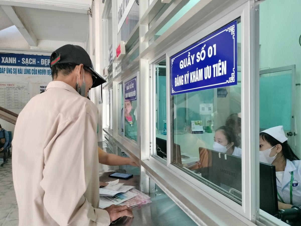 Người dân đến Trung tâm y tế đăng ký khám chữa bệnh.