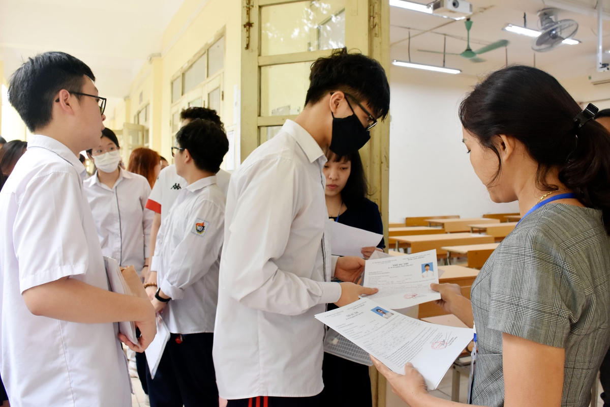 Cán bộ coi thi kiểm tra thông tin thí sinh tại Kỳ thi tốt nghiệp THPT năm 2023.