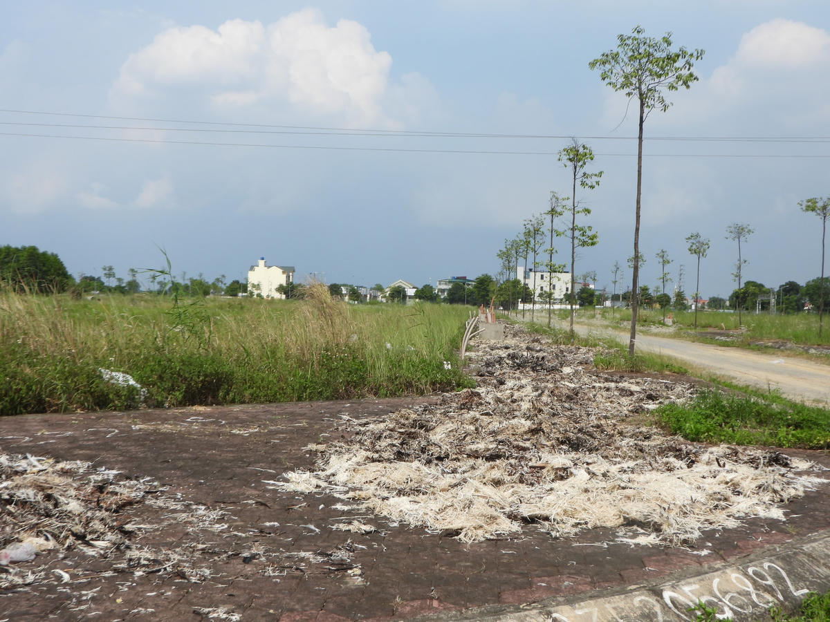 Rác thải ở vỉa hè trong dự án.