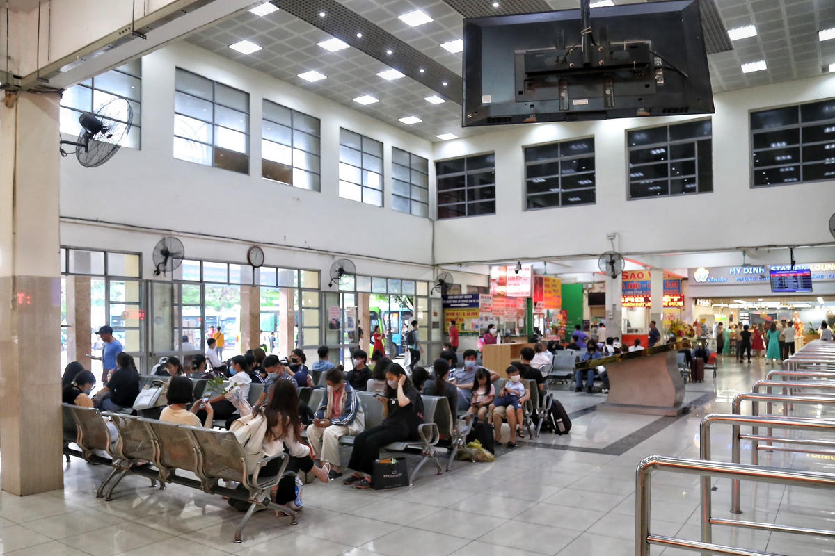 Tại khu vực sảnh chờ bến xe Mỹ Đình có rất đông hành khách ngồi chờ xe xuất bến.