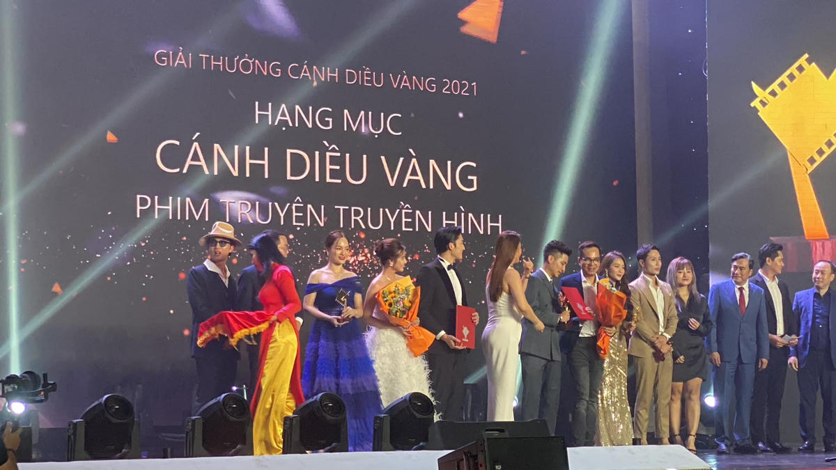 Hai đoàn phim "11 tháng 5 ngày" và "Thương ngày nắng về" cùng nhận giải Cánh diều vàng. Ảnh: CTV. 