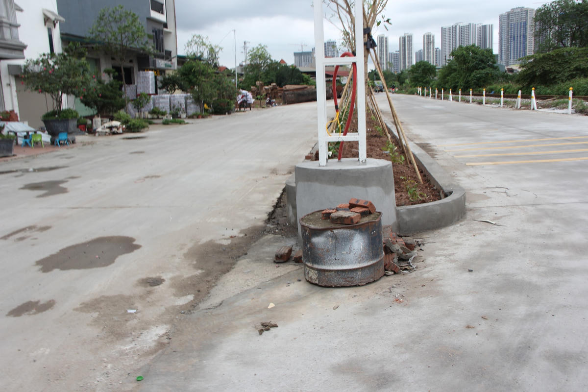 Hà Nội: ‘Xé rào’ đổ đường bê tông lấn chiếm hành lang an toàn đường sắt