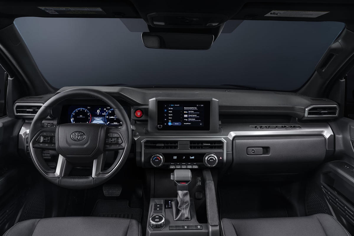 Không gian phía trong chiếc Toyota Tacoma XtraCab 2024. Ảnh: Carbuzz.
