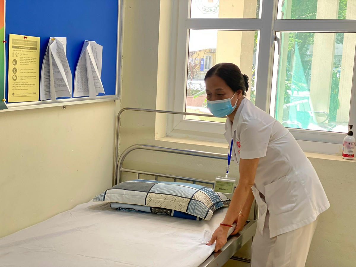Bà Nguyễn Thị Hương, cán bộ y tế Trường THCS Thăng Long cho biết, trước ngày thi, phòng y tế của trường đã được dọn dẹp, vệ sinh sạch sẽ, đảm bảo các điều kiện phòng, chống dịch, sơ cấp cứu ban đầu cho thí sinh.