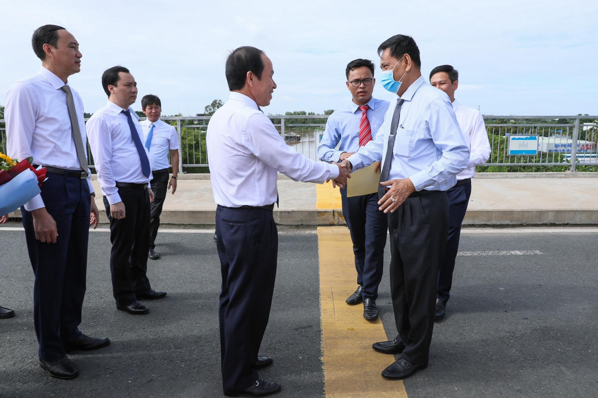 Ông Lê Tiến Châu, Ủy viên Trung ương Đảng, Phó Chủ tịch – Tổng Thư ký UBTƯ MTTQ Việt Nam và ông Nhem Valy, Ủy viên Trung ương Đảng Nhân dân Campuchia, Phó Chủ tịch Thường trực kiêm Tổng Thư ký Hội đồng quốc gia Mặt trận đoàn kết phát triển Tổ quốc Campuchia.