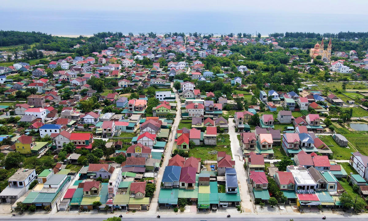 Huyện Nghi Xuân có đường biển khá dài, nếu biết tận dụng nguồn lợi từ biển thì tiềm năng để phát triển dịch vụ, du lịch cũng sẽ là một lợi thế, lúc đấy chắc hẳn những ngôi làng ven biển không chỉ nổi tiếng về xuất khẩu lao động mà còn phát triển được kinh tế biển.