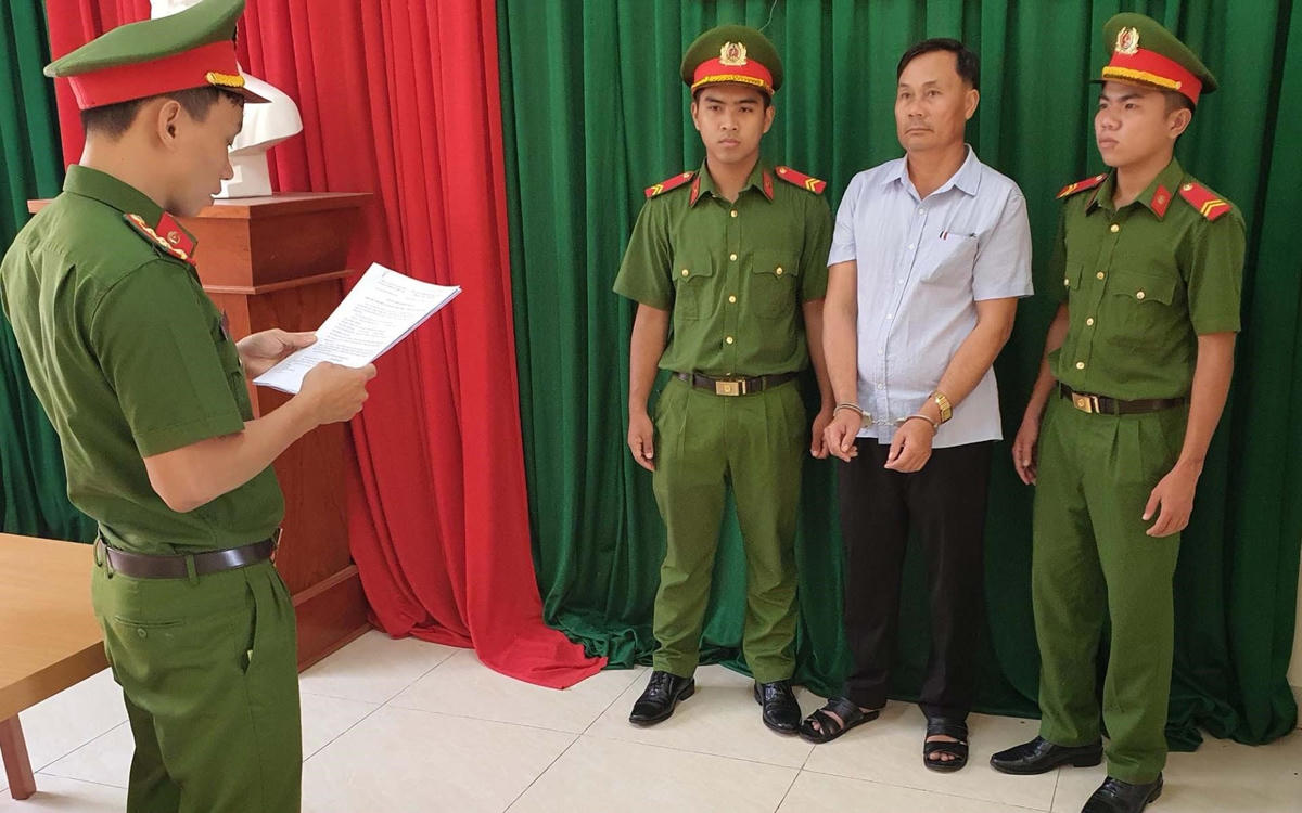 Lực lượng Công an đọc quyết định bắt đối tượng Nguyễn Phước Long.