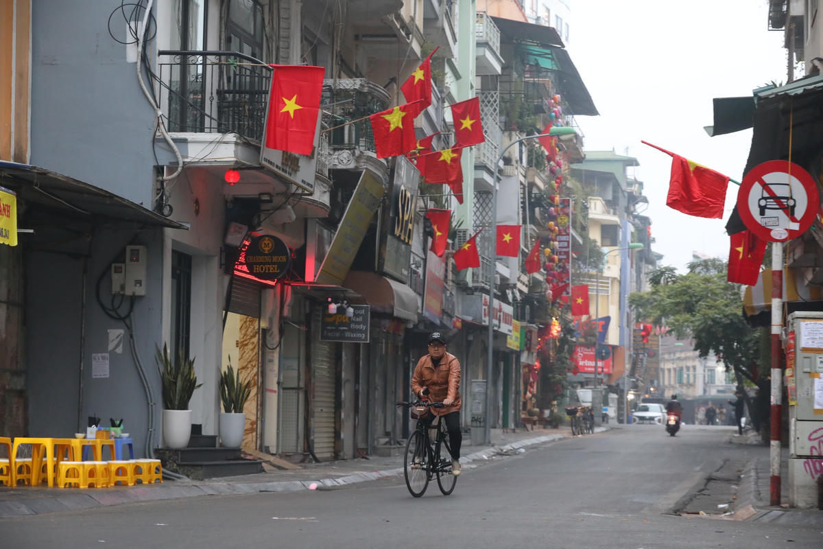 Người dân đi xe đạp tập thể dục ngày đầu năm mới.