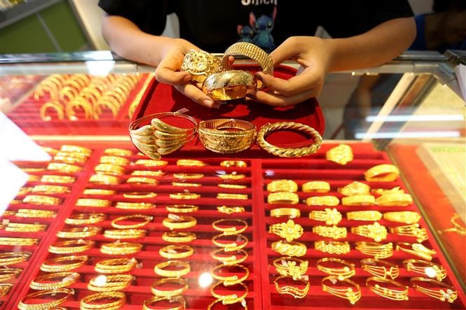 Giá vàng trong nước chênh rất cao so với giá thế giới. Ảnh: Quang Vinh.