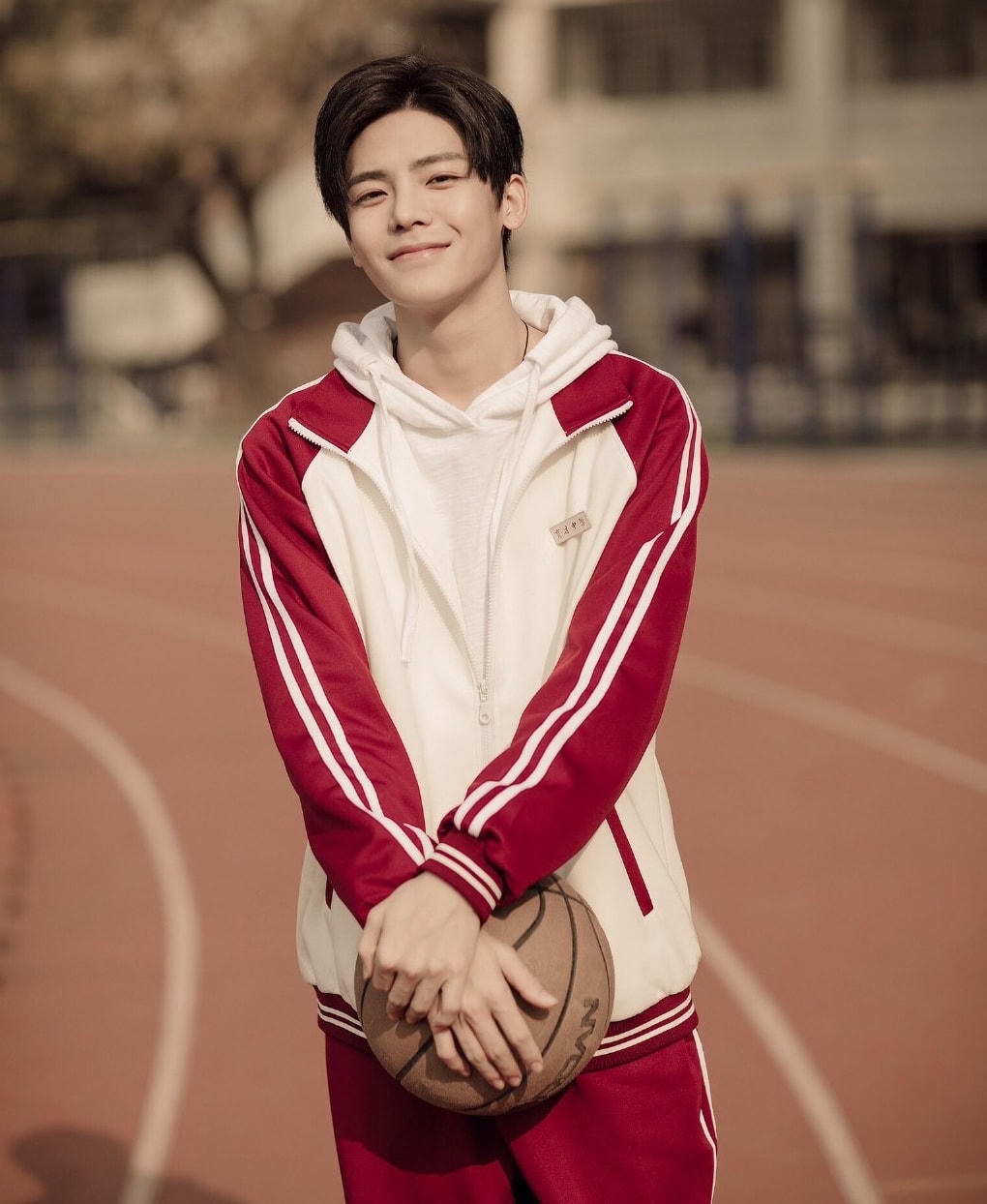 Hầu Minh Hạo cũng được công chúng ưu ái gọi với danh xưng nam thần thanh xuân vườn trường.