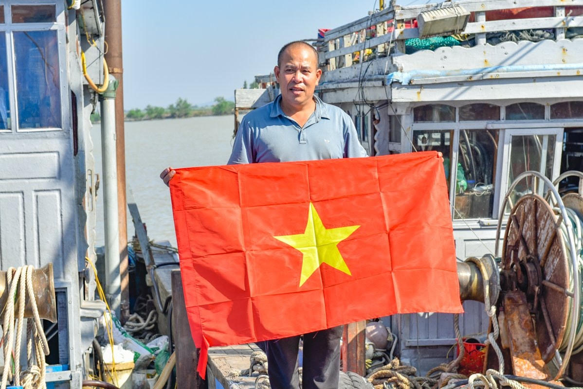 Cờ đỏ sao vàng sẽ tiếp sức về măt tinh thần cho ngư dân Thanh Hóa trong những ngày dài vươn khơi, bám biển