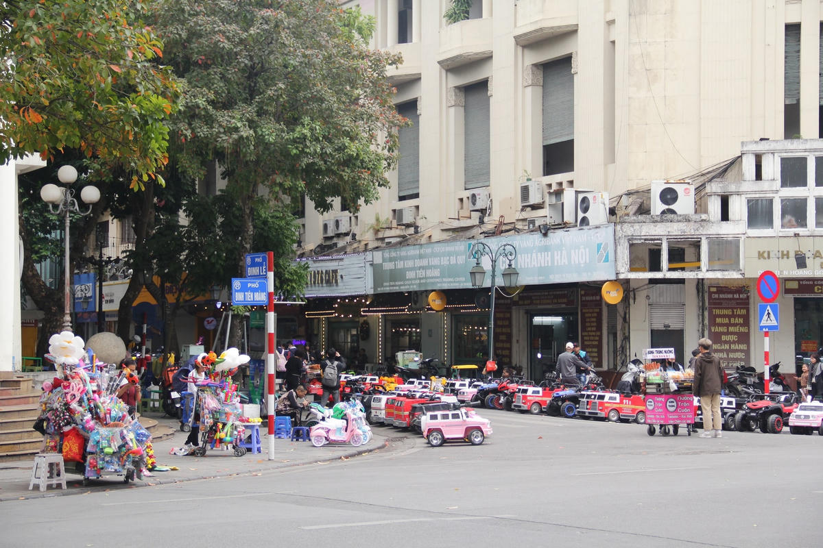Xe đồ chơi tràn lan các con phố.
