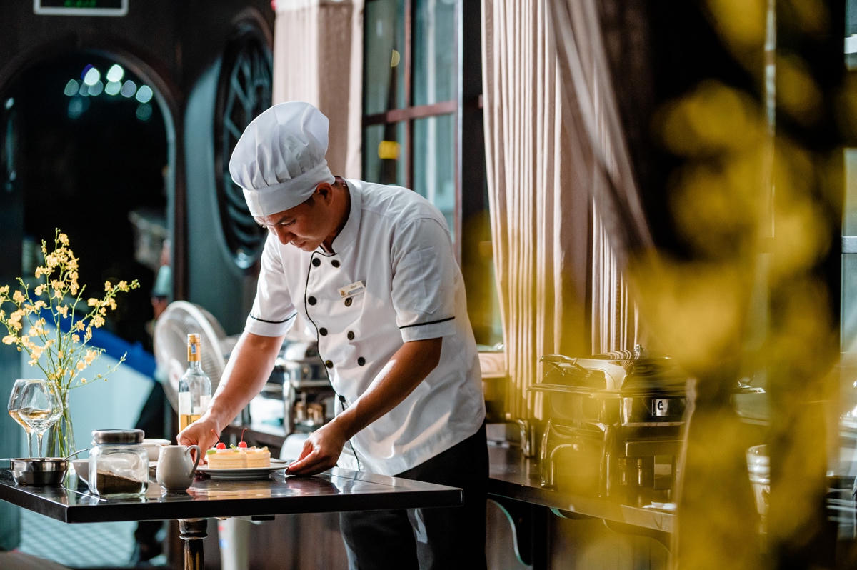 Ăn tiệc, rước đèn, ngắm trăng Trung thu tại Phố đêm du thuyền trên vịnh Hạ Long
