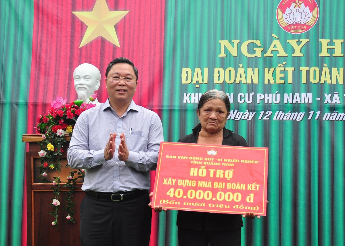 Ông Lê Trí Thanh, Chủ tịch UBND tỉnh Quảng Nam trao biển hỗ trợ xây dựng nhà Đại đoàn kết cho người nghèo.