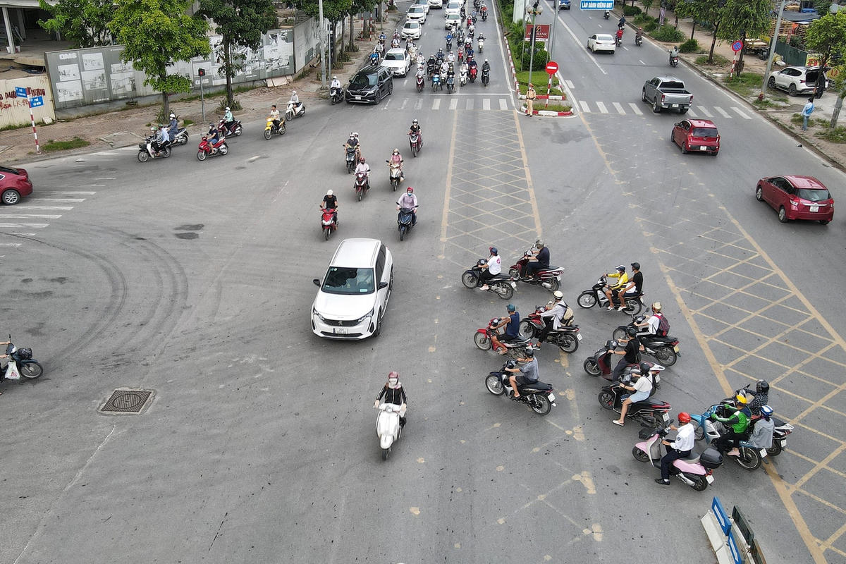 Vì vậy, các phương tiện trên đường Tố Hữu phải đi thẳng và quay đầu tại điểm mở dải phân cách từ nút giao khoảng 300 m theo hướng đường Tố Hữu đi Vạn Phúc.